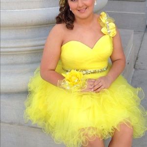 VEEY PRETTY YELLOW FORMAL OR PROM DRESS!!!!!!!!!!!